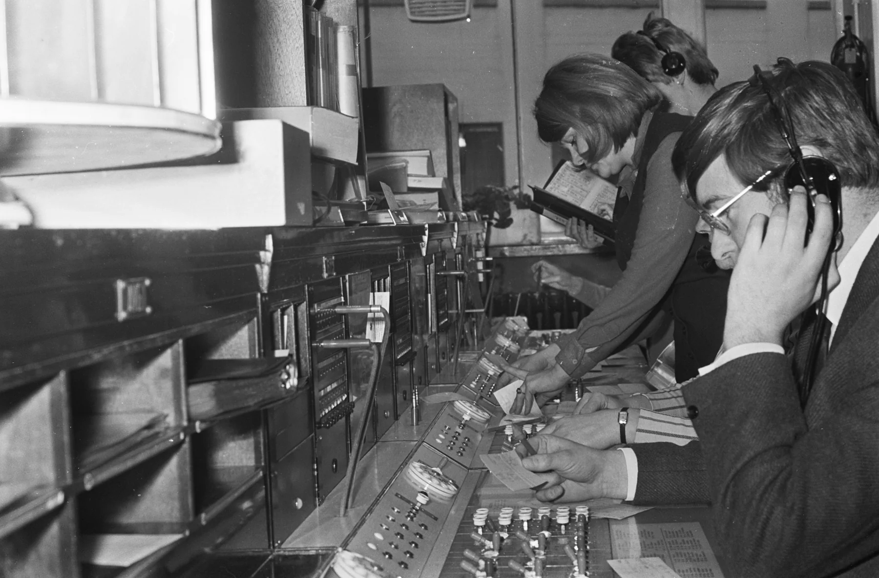 Telefonisten aan het werk in een telefooncentrale in Amsterdam, 1969